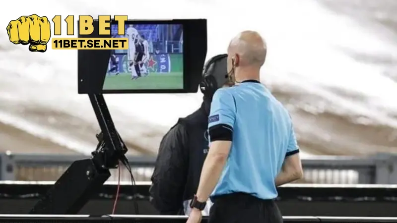 Công Nghệ VAR Là Gì? Được Sử Dụng Trong Tình Huống Nào? 3 Trọng tài nhận tín hiệu từ phòng VAR